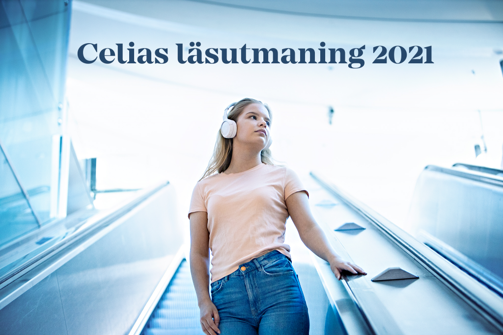 En flicka som har hörlurarna står på en rulltrappa. 