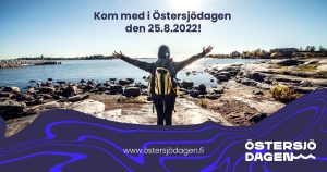 Östersjödagen 28.8.2022. Gärningar för vårt gemensamma hav. www.östersjödagen.fi. En person står vid Östersjöns strand med utsträckta armar.