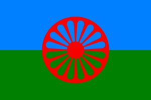 Romanilippu. Lipun tausta koostuu sinisestä ja vihreästä vaakasuorasta väristä. Keskellä on pyöreä punainen symboli.